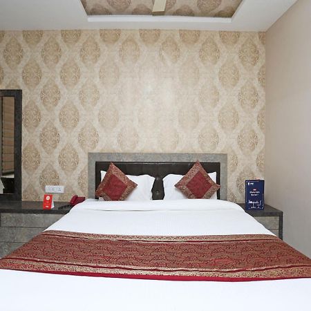 Oyo 10338 Hotel Aadesh Palace فاراناسي المظهر الخارجي الصورة