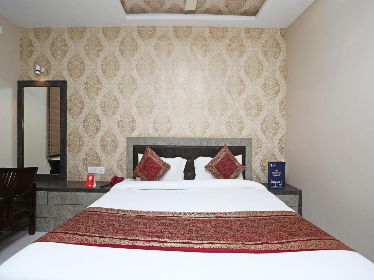 Oyo 10338 Hotel Aadesh Palace فاراناسي المظهر الخارجي الصورة