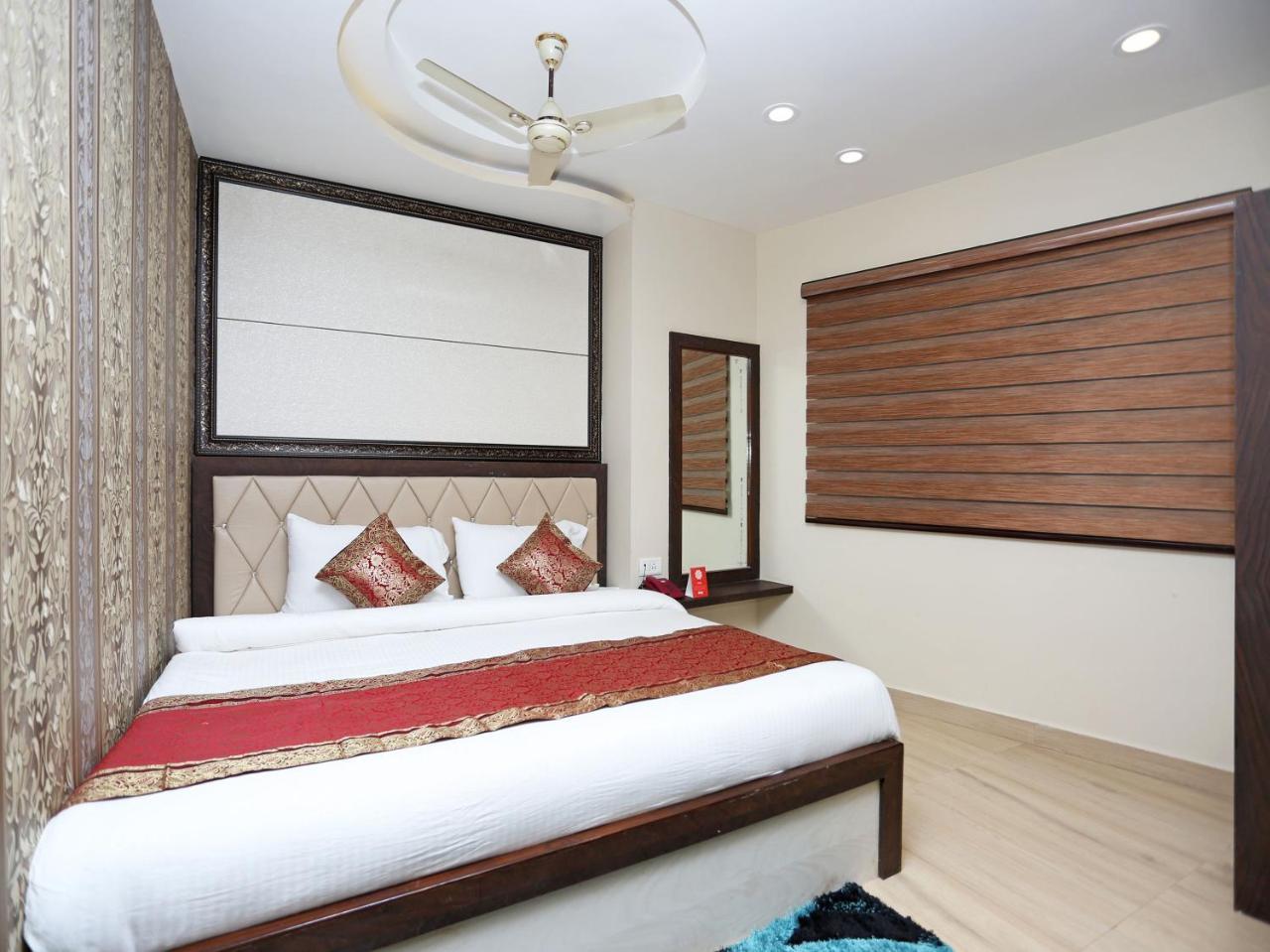 Oyo 10338 Hotel Aadesh Palace فاراناسي المظهر الخارجي الصورة