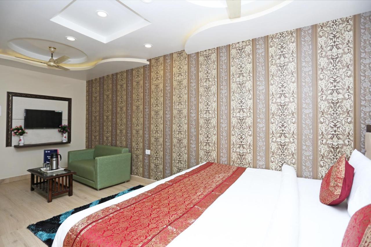Oyo 10338 Hotel Aadesh Palace فاراناسي المظهر الخارجي الصورة