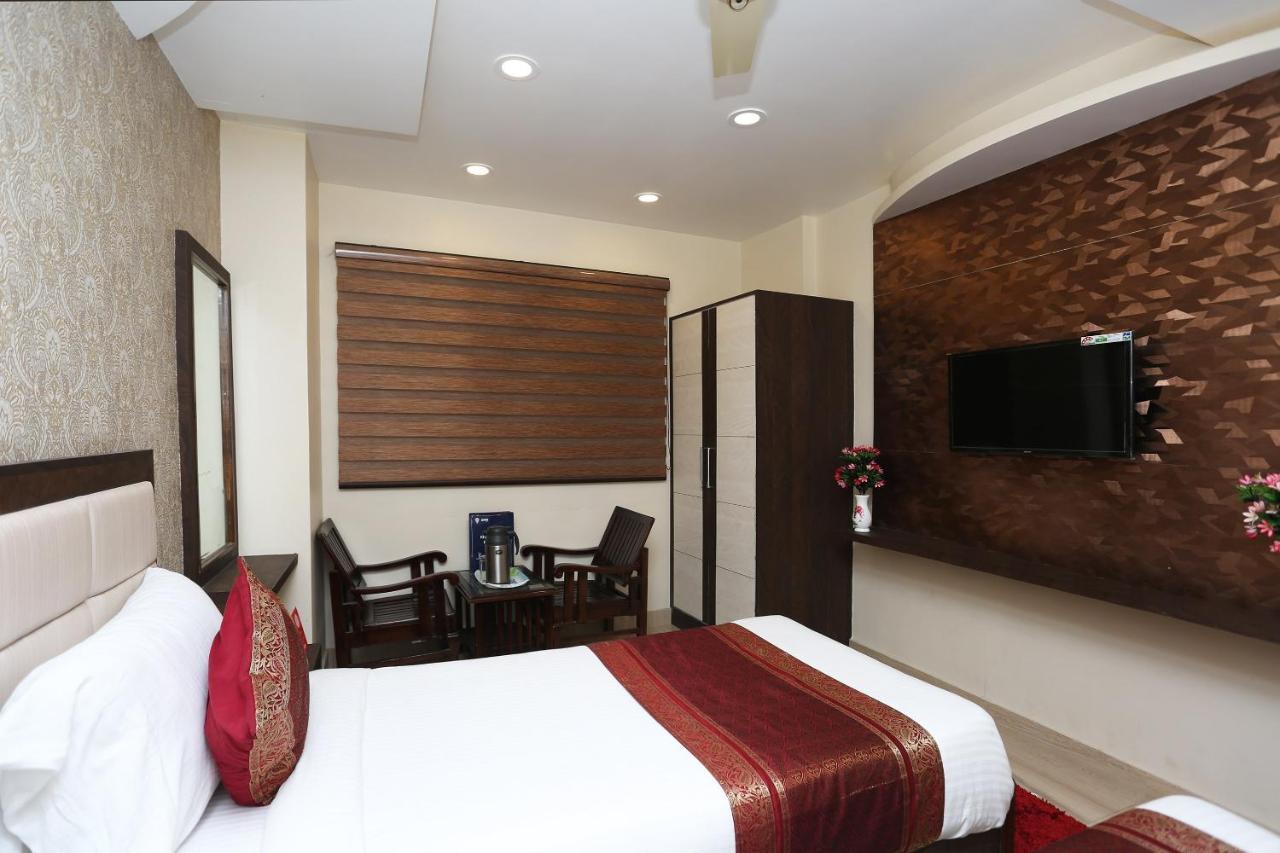Oyo 10338 Hotel Aadesh Palace فاراناسي المظهر الخارجي الصورة