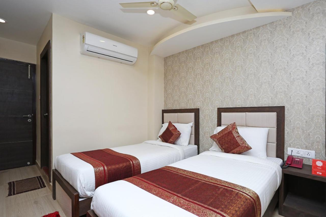 Oyo 10338 Hotel Aadesh Palace فاراناسي المظهر الخارجي الصورة